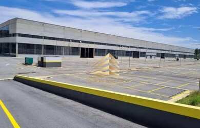 Imagem: O depósito possui 5 Vagas na garagem, 5.346m² de Área e