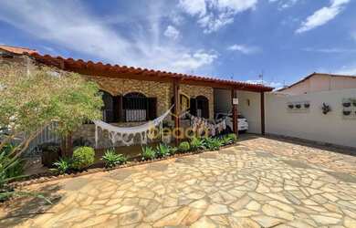 Imagem: A casa possui 4 Dormitórios, 4 Banheiros, 3 Vagas na garagem