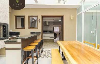 Imagem: A casa possui 3 Dormitórios, 4 Banheiros, 2 Vagas na garagem