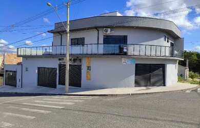 Imagem: A casa possui 5 Dormitórios, 5 Banheiros, 3 Vagas na garagem