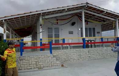 Imagem: A casa possui 5 Dormitórios, 4 Banheiros, 4 Vagas na garagem