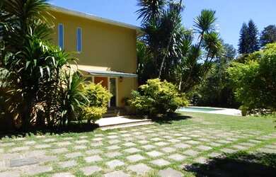 Imagem: A casa possui 5 Dormitórios, 5 Banheiros, 4 Vagas na garagem