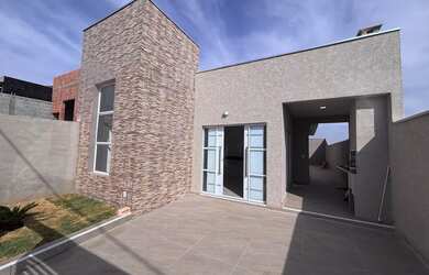 Imagem: A casa possui 3 Dormitórios, 2 Banheiros, 2 Vagas na garagem