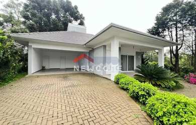 Imagem: A casa possui 4 Dormitórios, 4 Banheiros, 2 Vagas na garagem