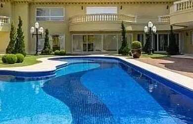 Imagem: A casa possui 5 Dormitórios, 5 Banheiros, 5 Vagas na garagem