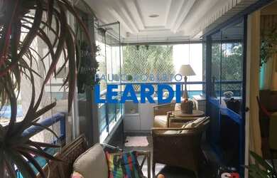 Imagem: O apartamento possui 4 Dormitórios, 2 Banheiros, 4 Vagas na