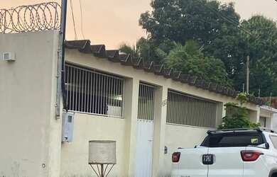 Imagem: A casa possui 3 Dormitórios, 2 Banheiros e 2 Vagas na garagem
