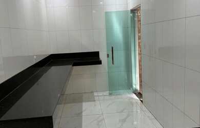 Imagem: A casa possui 3 Dormitórios, 5 Banheiros, 4 Vagas na garagem