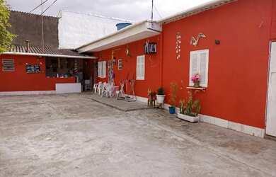 Imagem: A casa possui 3 Dormitórios, 2 Banheiros, 5 Vagas na garagem