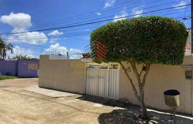 Imagem: A casa possui 3 Dormitórios, 2 Banheiros, 2 Vagas na garagem