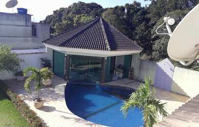 Imagem: A casa possui 4 Dormitórios, 2 Banheiros, 5 Vagas na garagem