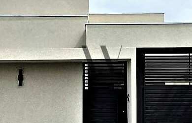 Imagem: A casa possui 3 Dormitórios, 2 Banheiros, 2 Vagas na garagem