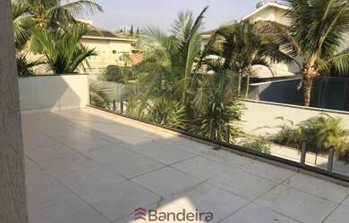 Imagem: A casa possui 3 Dormitórios, 5 Banheiros, 4 Vagas na garagem