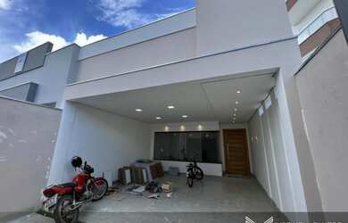 Imagem: A casa possui 3 Dormitórios, 3 Banheiros, 2 Vagas na garagem