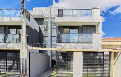 Imagem: A casa possui 3 Dormitórios, 4 Banheiros, 2 Vagas na garagem