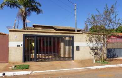 Imagem: A casa possui 3 Dormitórios, 3 Banheiros, 2 Vagas na garagem