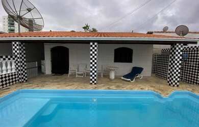 Imagem: A casa possui 4 Dormitórios, 2 Banheiros, 3 Vagas na garagem