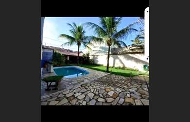 Imagem: A casa possui 3 Dormitórios, 4 Banheiros, 5 Vagas na garagem