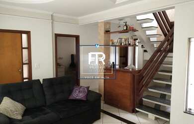 Imagem: A casa possui 3 Dormitórios, 2 Banheiros, 2 Vagas na garagem