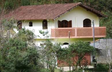 Imagem: A casa possui 5 Dormitórios, 3 Banheiros, 3 Vagas na garagem