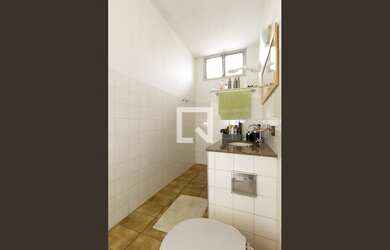 Imagem: A casa possui 3 Dormitórios, 4 Banheiros, 3 Vagas na garagem