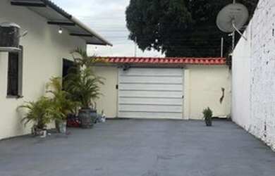 Imagem: A casa possui 2 Dormitórios, 2 Banheiros, 2 Vagas na garagem