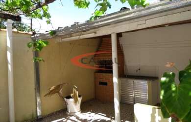 Imagem: A casa possui 3 Dormitórios, 1 Banheiro, 2 Vagas na garagem