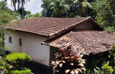 Imagem: A casa possui 2 Dormitórios, 1 Banheiro, 2 Vagas na garagem