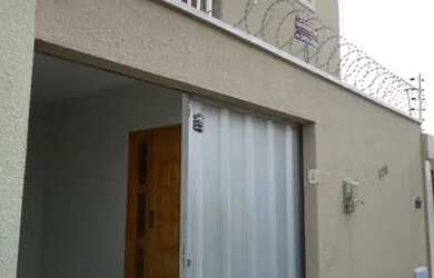 Imagem: A casa possui 3 Dormitórios, 2 Banheiros, 1 Vaga na garagem