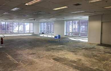 Imagem: O depósito possui 3 Vagas na garagem, 137m² de Área e está