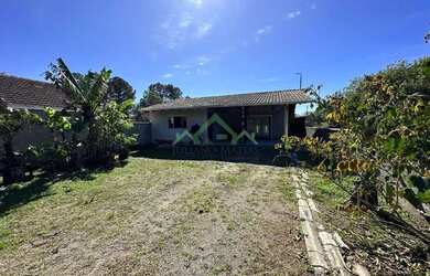Imagem: A casa possui 3 Dormitórios, 1 Banheiro, 1 Vaga na garagem