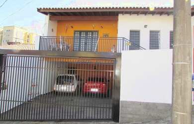 Imagem: A casa possui 3 Dormitórios, 2 Banheiros, 2 Vagas na garagem