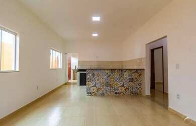 Imagem: A casa possui 3 Dormitórios, 2 Banheiros, 2 Vagas na garagem