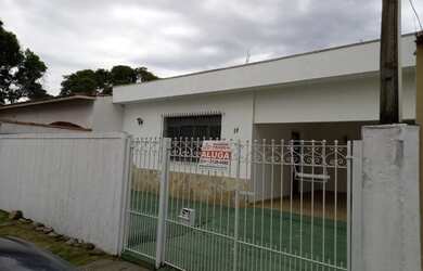 Imagem: A casa possui 3 Dormitórios, 2 Banheiros, 2 Vagas na garagem