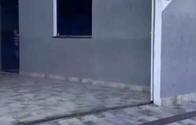 Imagem: A casa possui 2 Dormitórios, 2 Banheiros e 1 Vaga na garagem