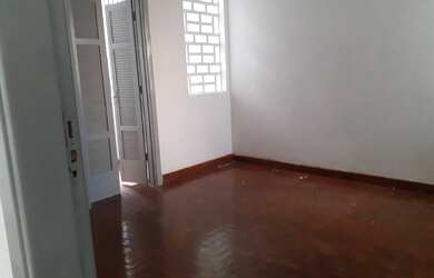 Imagem: A casa possui 3 Dormitórios, 2 Banheiros, 5 Vagas na garagem