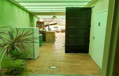 Imagem: A casa possui 3 Dormitórios, 3 Banheiros, 2 Vagas na garagem