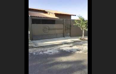 Imagem: A casa possui 2 Dormitórios, 2 Banheiros, 2 Vagas na garagem