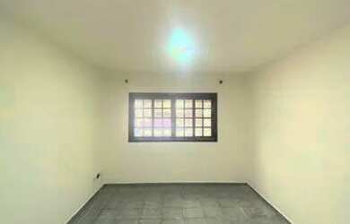 Imagem: A casa possui 3 Dormitórios, 2 Banheiros, 4 Vagas na garagem