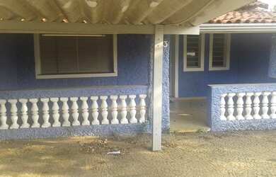 Imagem: A casa possui 2 Dormitórios, 1 Banheiro, 2 Vagas na garagem