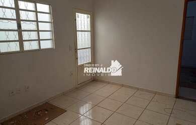 Imagem: A casa possui 2 Dormitórios, 1 Banheiro, 2 Vagas na garagem