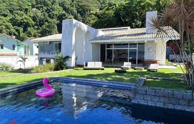 Imagem: A casa possui 5 Dormitórios, 5 Vagas na garagem e está localizado