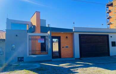 Imagem: A casa possui 3 Dormitórios, 2 Banheiros, 2 Vagas na garagem