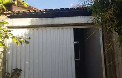 Imagem: A casa possui 2 Dormitórios, 1 Banheiro e 1 Vaga na garagem