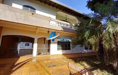 Imagem: A casa possui 4 Dormitórios, 3 Banheiros, 330m² de Área e