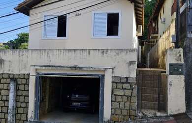 Imagem: A casa possui 3 Dormitórios, 1 Banheiro, 1 Vaga na garagem