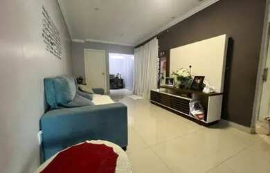 Imagem: A casa possui 3 Dormitórios, 2 Banheiros, 1 Vaga na garagem