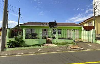 Imagem: A casa possui 5 Dormitórios, 4 Banheiros, 4 Vagas na garagem