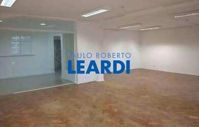 Imagem: O depósito possui 1 Vaga na garagem, 389m² de Área e está