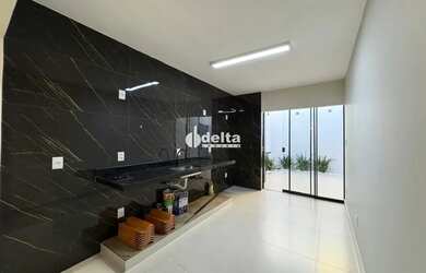 Imagem: A casa em condomínio possui 3 Dormitórios, 2 Banheiros, 2